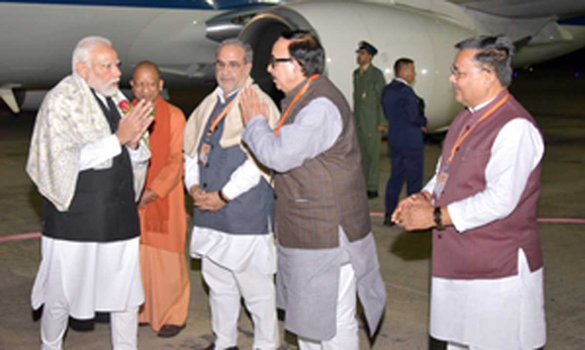 पीएम मोदी दो दिवसीय दौरे पर अपने संसदीय क्षेत्र पहुंचे, योगी ने किया स्वागत पीएम मोदी दो दिवसीय दौरे पर अपने संसदीय क्षेत्र पहुंचे, योगी ने किया स्वागत